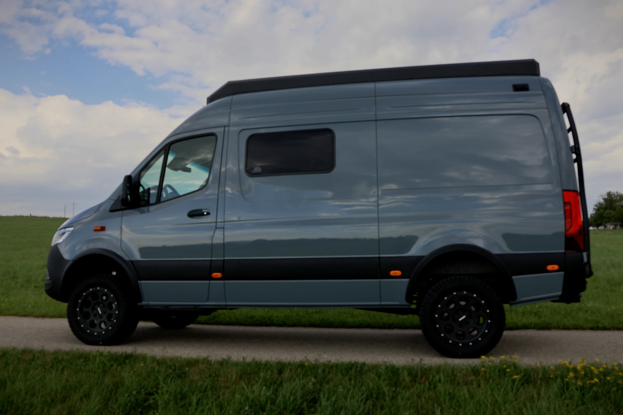Mercedes Sprinter 319 CDI Camper von Busmacher