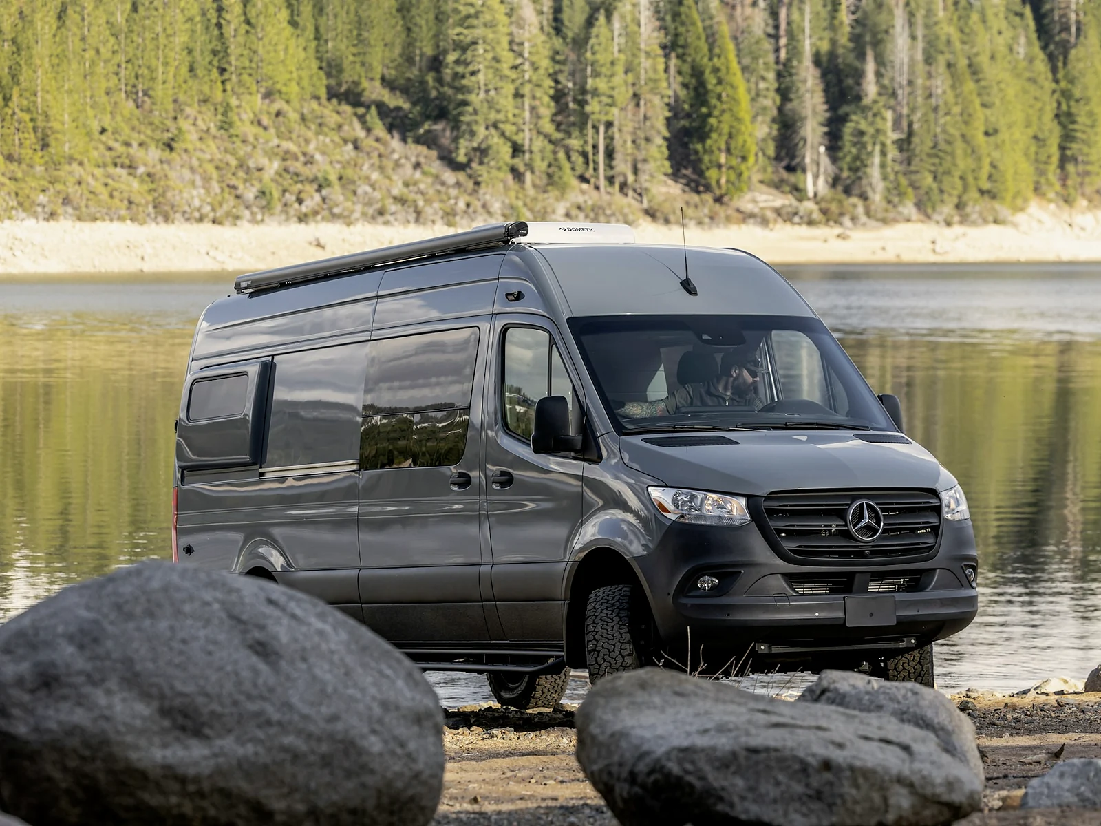 Mercedes-Benz Sprinter Camper am Ufer eines Bergsees