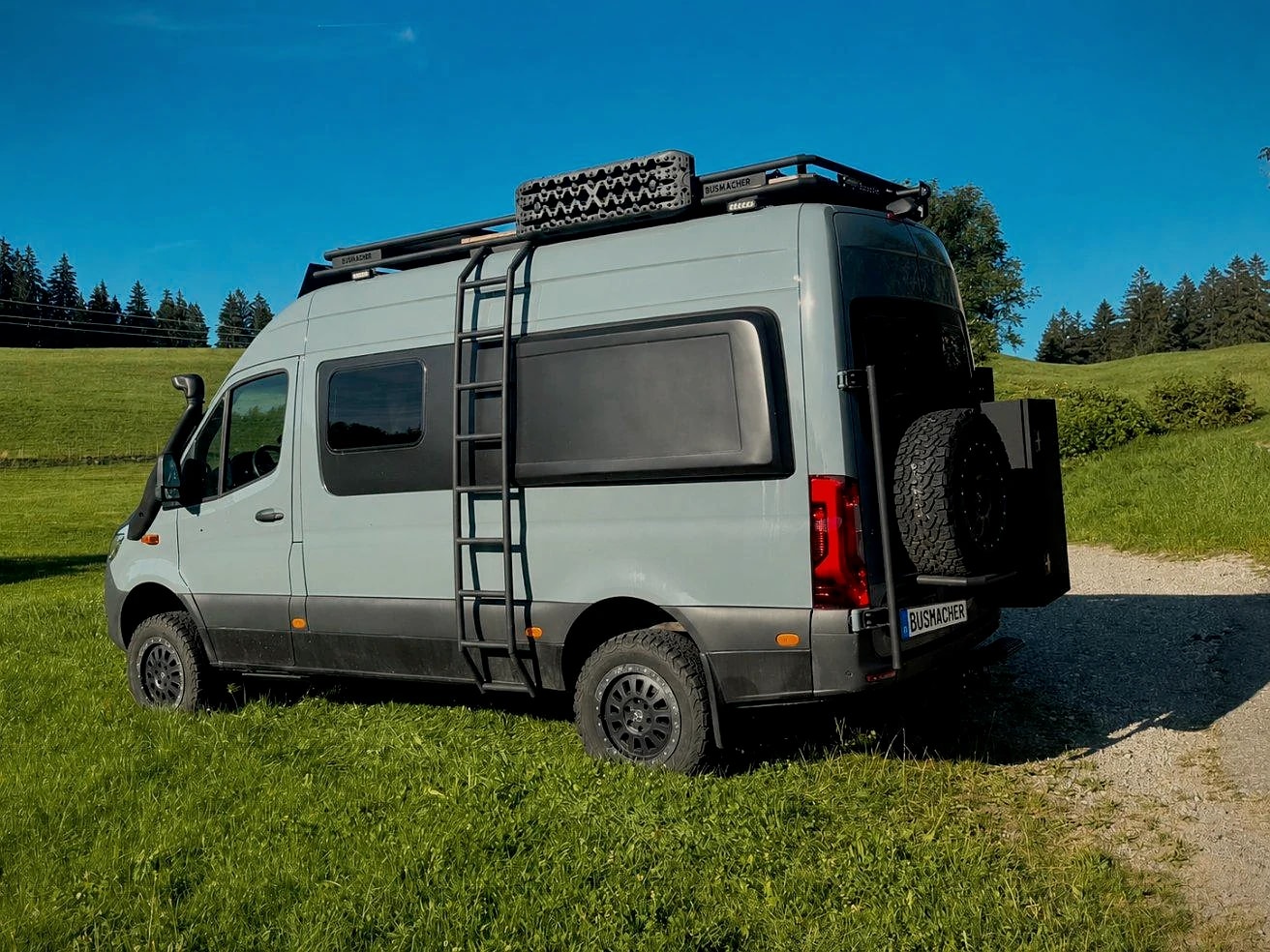 Mercedes-Benz Sprinter 319 4x4 Off-Road Camper von Busmacher in der Seitenansicht