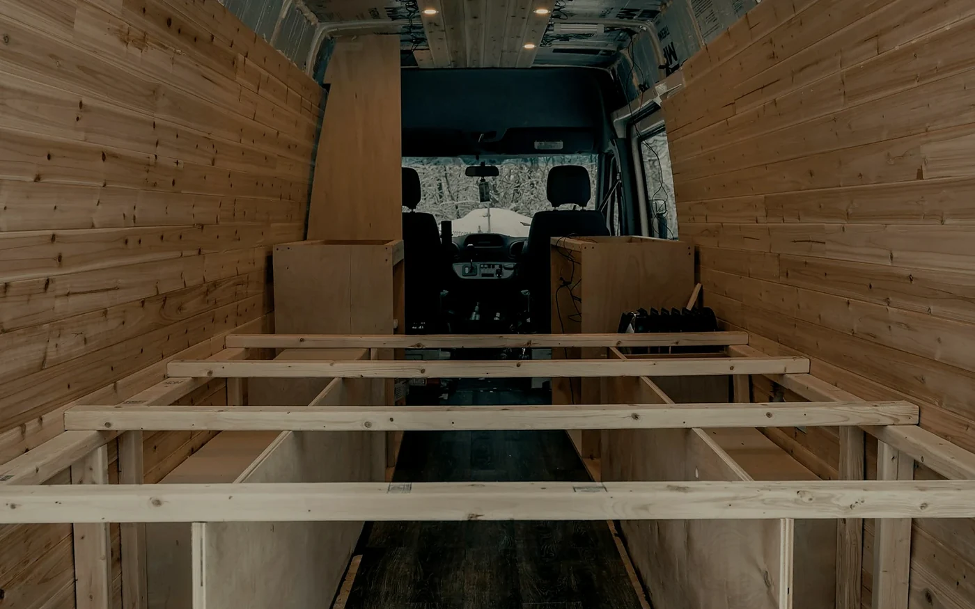 Kastenwagen im Rohbau mit Holzverkleidung und Möbelunterbau