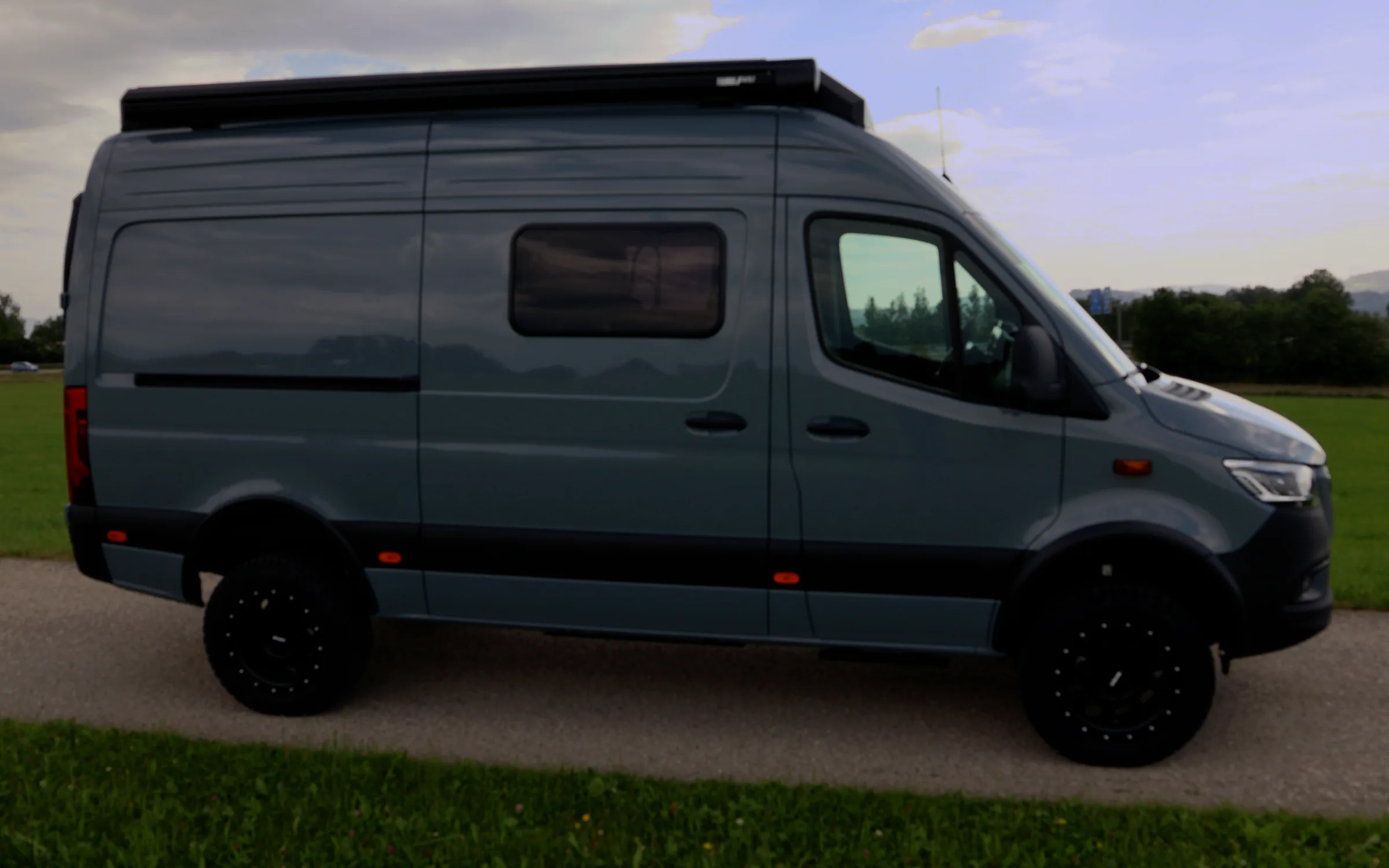 Fertiger Mercedes-Benz Sprinter Camper von Busmacher im Freien