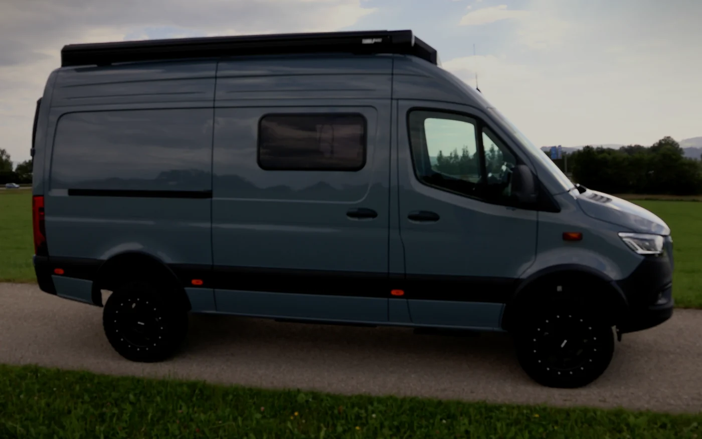 Fertiger Mercedes-Benz Sprinter Camper von Busmacher im Freien