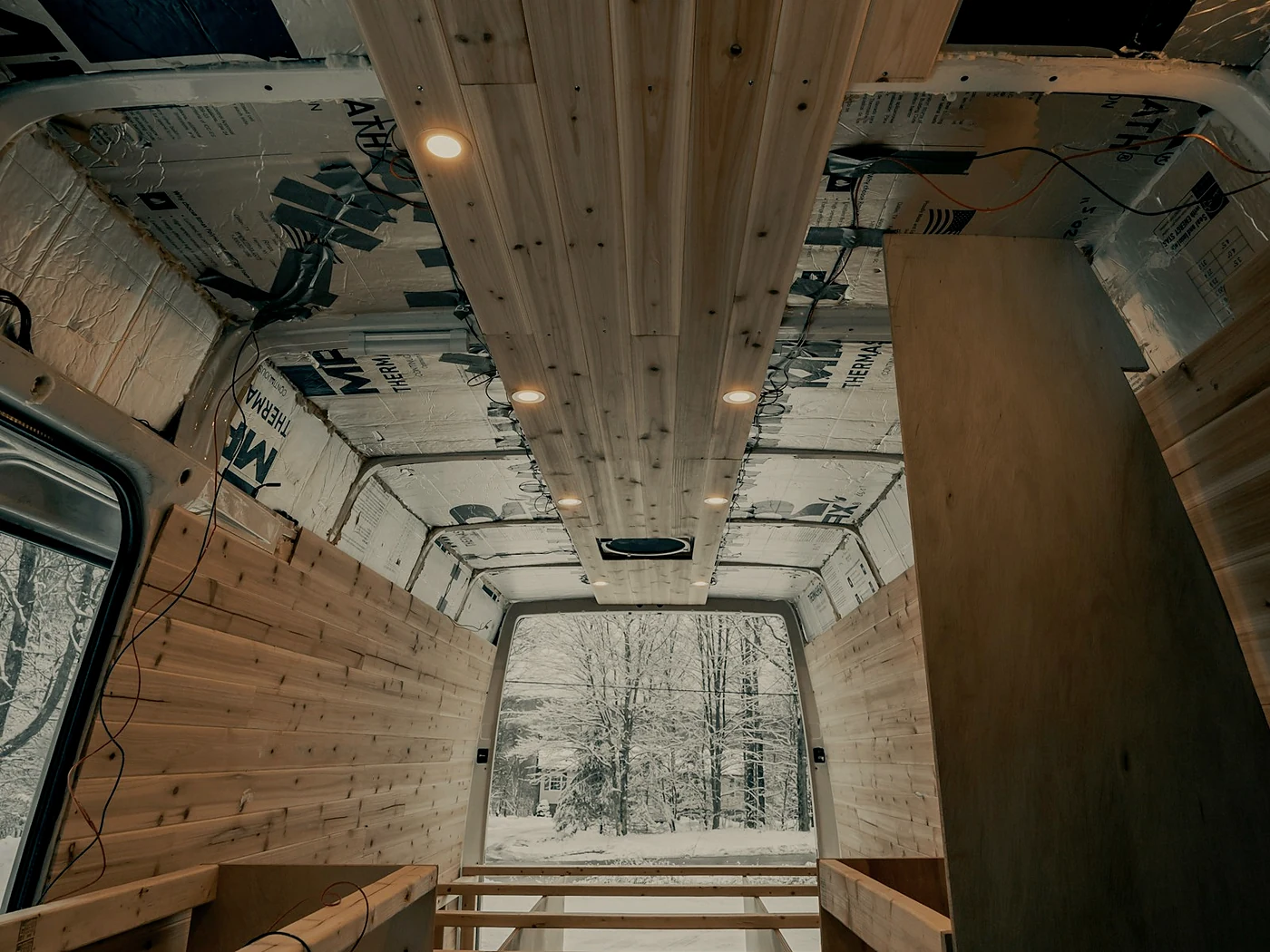 Kastenwagen im Ausbau mit isoliertem Aufbau und Holzdecke