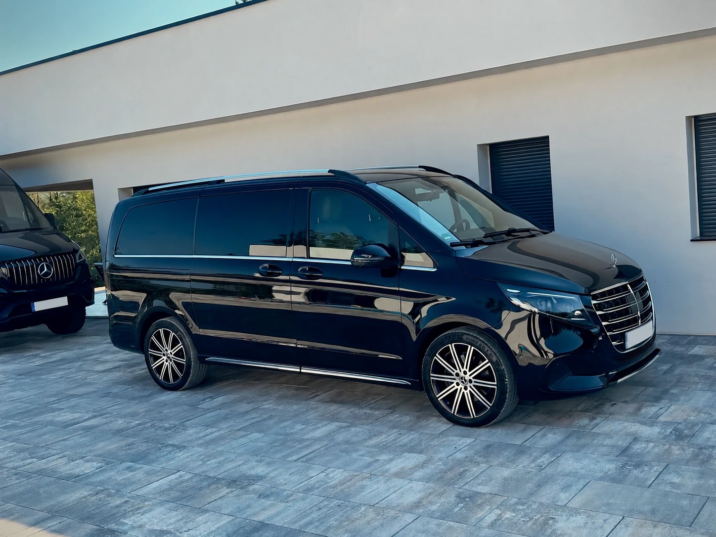 Schwarze Mercedes-Benz V-Klasse von Busmacher in der Seitenansicht