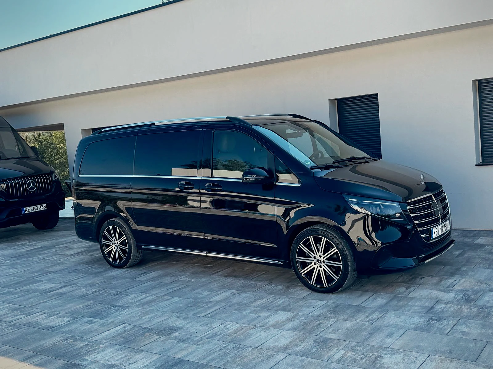 Schwarze Mercedes-Benz V-Klasse von Busmacher in der Seitenansicht