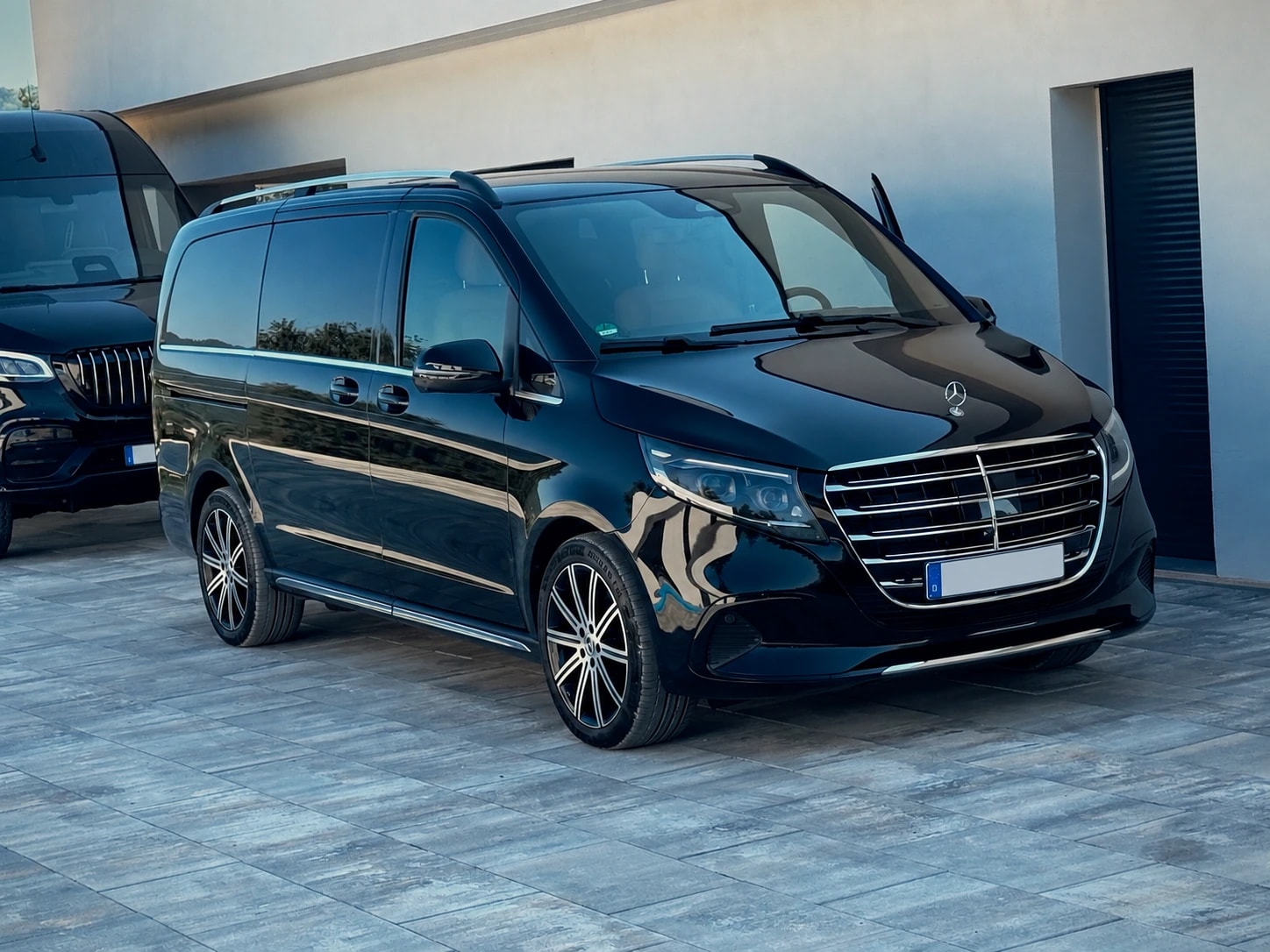 Schwarze Mercedes-Benz V-Klasse von Busmacher in der Frontansicht