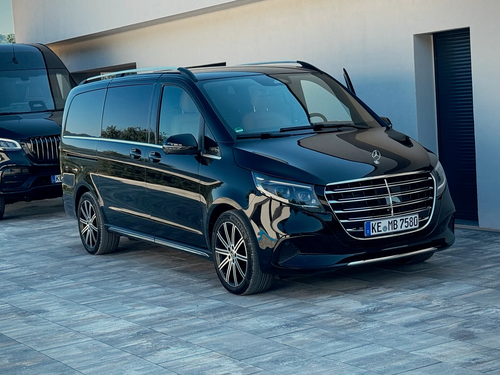 Schwarze Mercedes-Benz V-Klasse von Busmacher in der Frontansicht