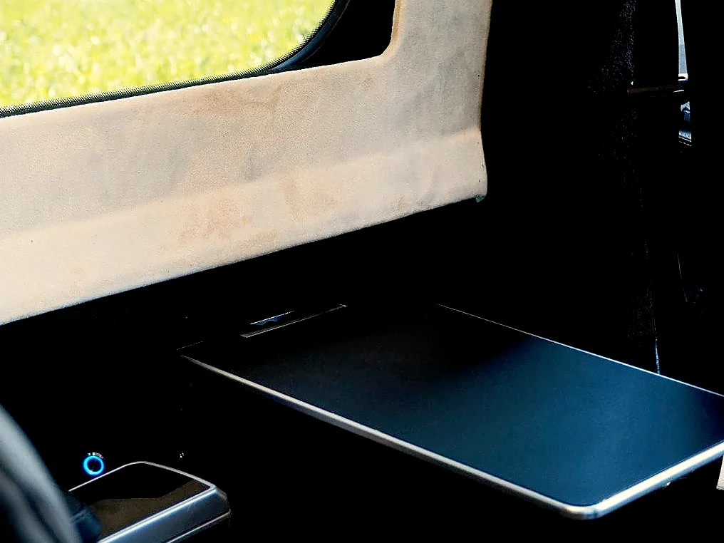 Ausgeklappter Tisch am Fenster eines Busmacher VIP-Busses
