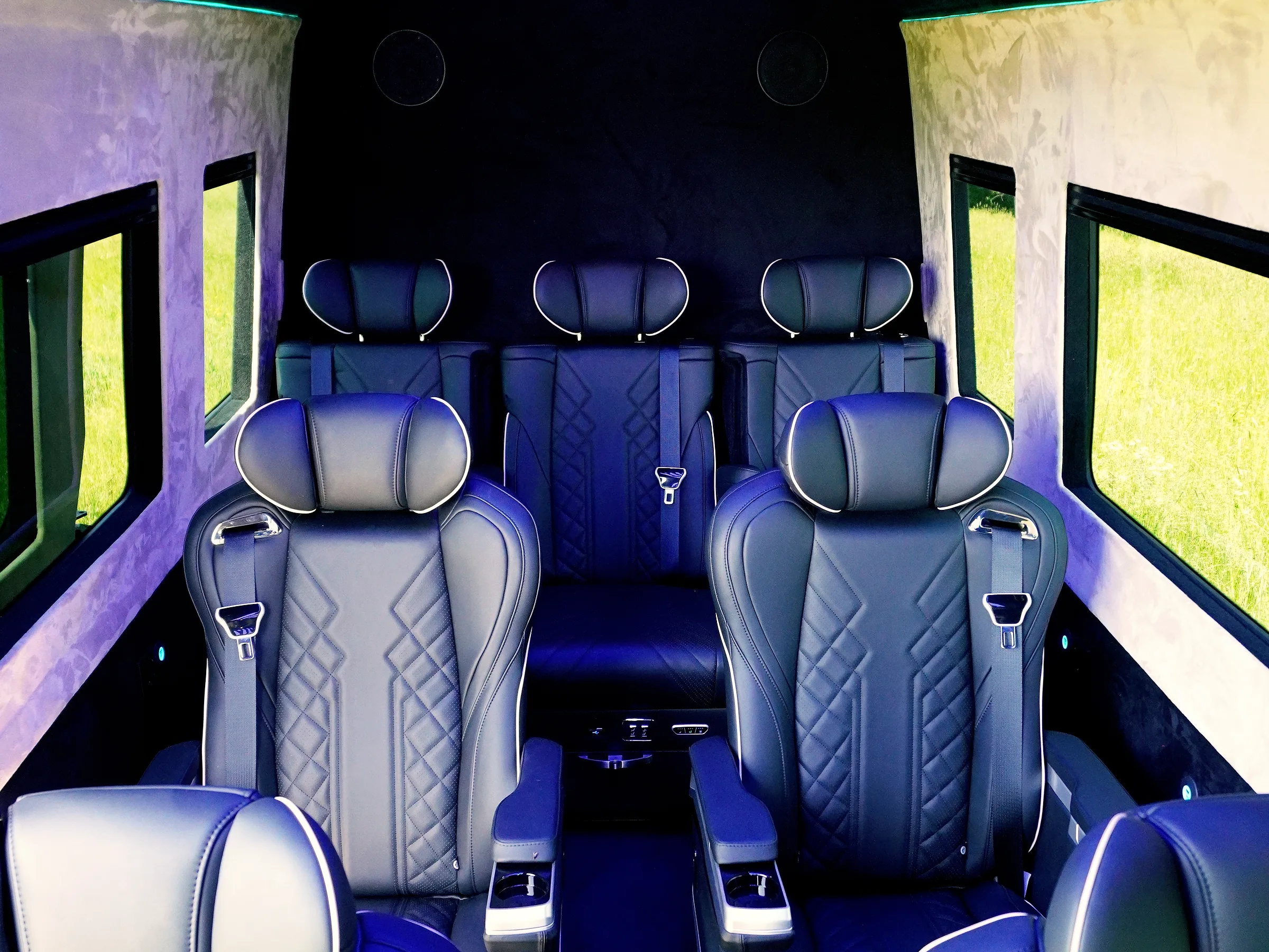 Blick nach vorn durch den Fond eines Busmacher VIP-Busses mit Ledersitzen