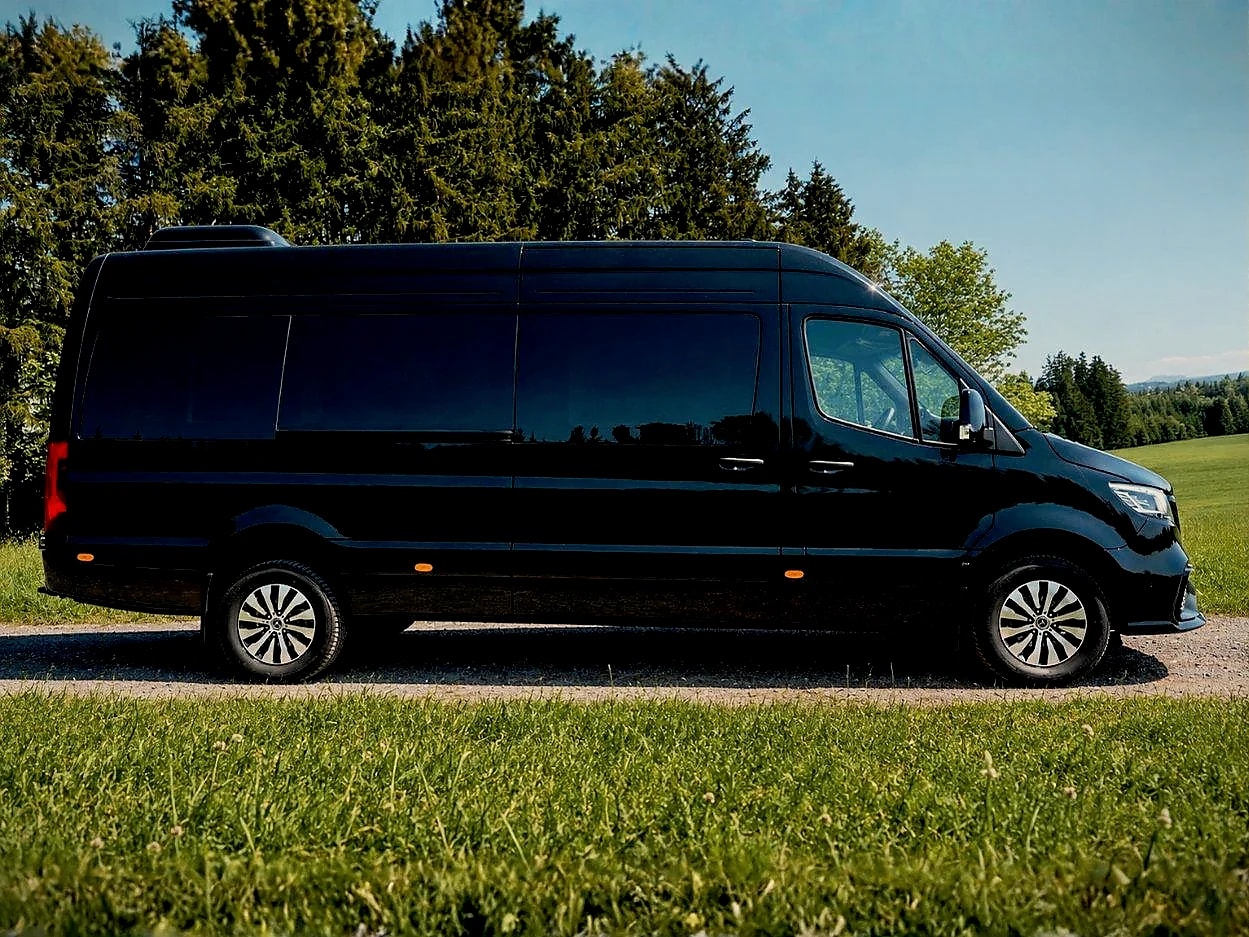 Schwarzer Mercedes-Benz Sprinter VIP-Bus von Busmacher in der Seitenansicht