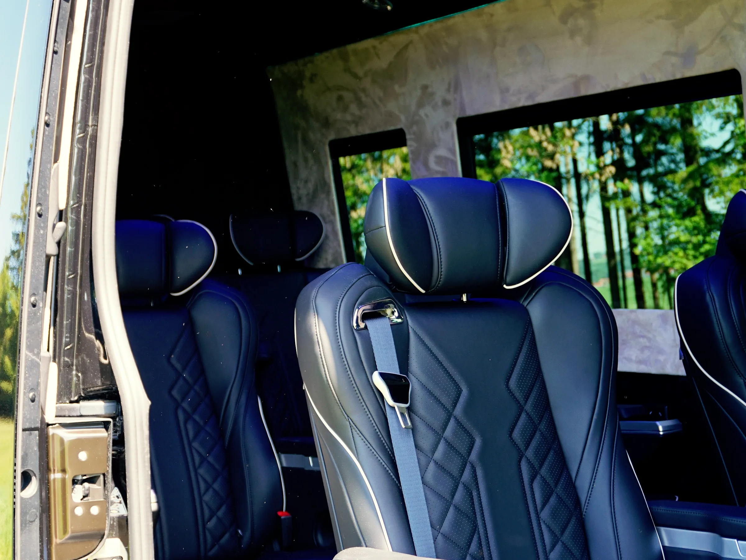 Ledereinzelsitze im Fond eines Busmacher VIP-Busses
