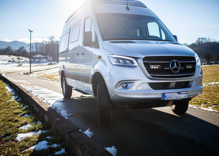 mercedes-sprinter-front-wohnmobil-schnee_optimized-scaled