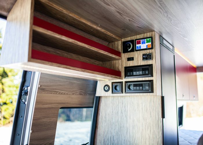 mercedes-sprinter-wohnmobil-campervan-busmacher-bedienungszentrale-touchpanel-heizung-1_optimized-scaled