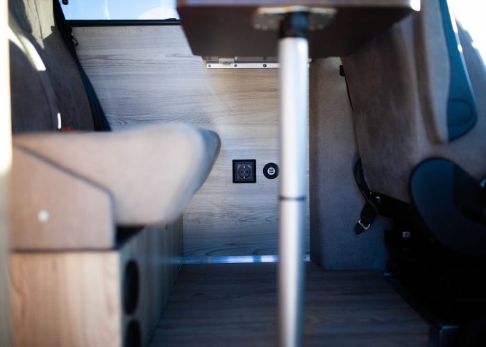 mercedes-sprinter-wohnmobil-campervan-busmacher-usb-anschluss-steckdose_optimized-scaled