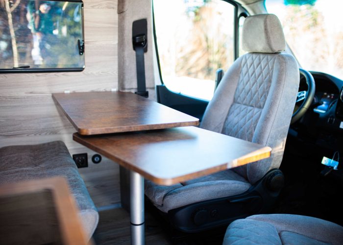 mercedes-sprinter-wohnmobil-schwenksitze-drehbare-sitze-innenausbau_optimized-scaled