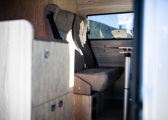 mercedes-sprinter-wohnmobil-zusatzsitze-sitzbank-innenausbau_optimized-scaled